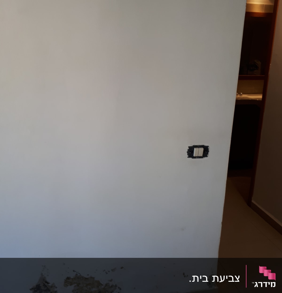 קיר עם קילופי צבע ותיקונים נדרשים